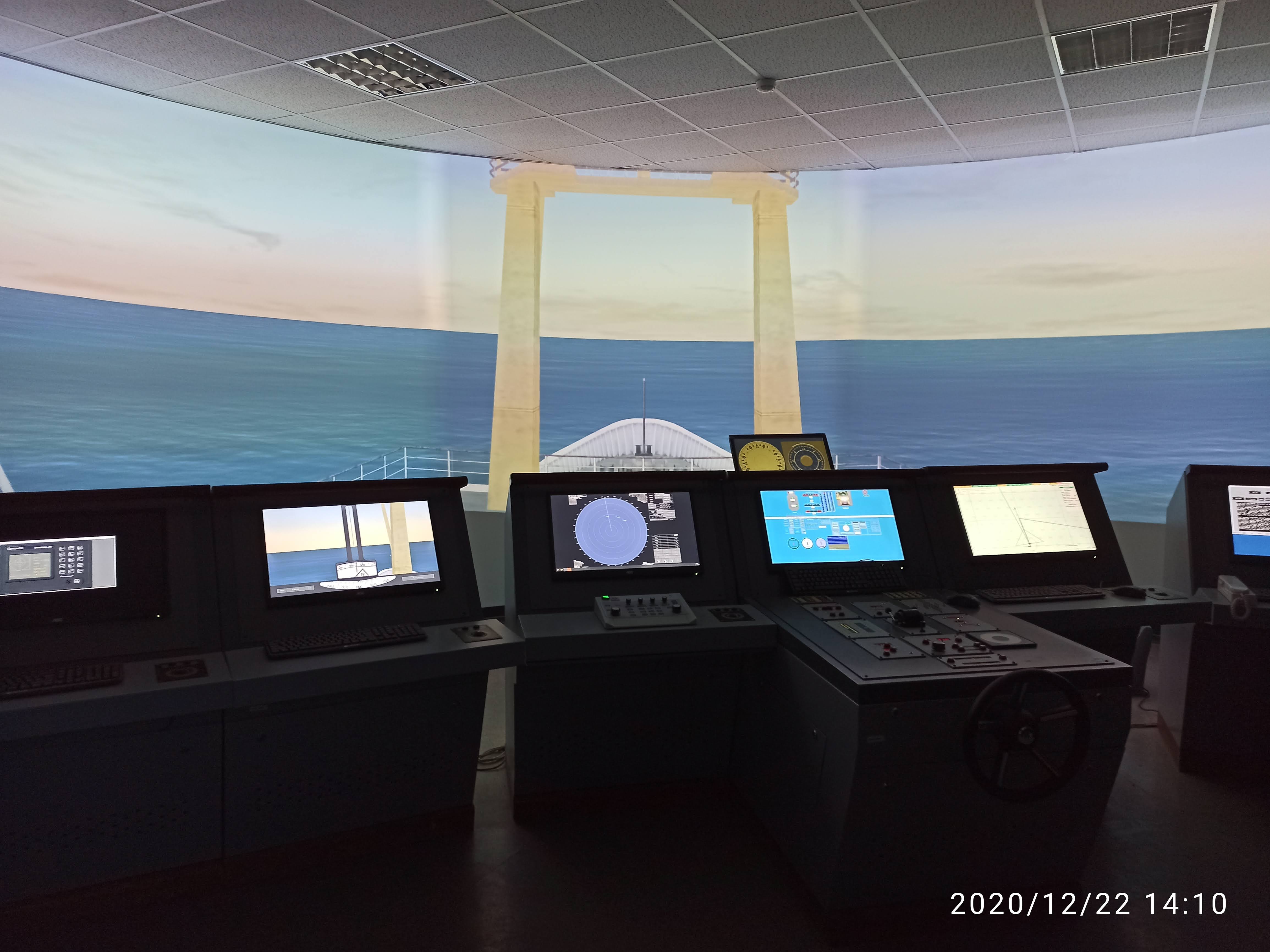 полномасштабный интегрированный мостик судна с трехканальной системой визуализации на ЖК панелях